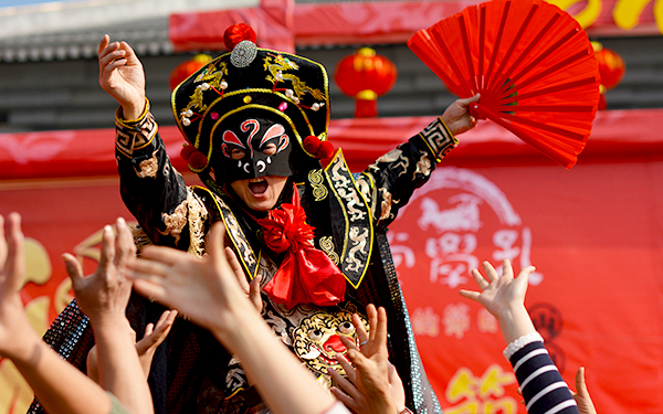  贵阳孔学堂庙会欢乐多 传统戏曲技艺让春节文化味更浓